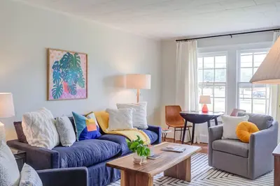 Image de Gorgeous duplex home near charming park