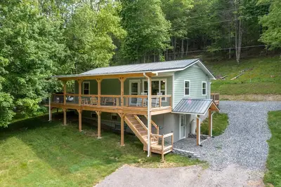 Image de Spend Christmas in the Mtn's ~ 3 Mins to Hatley Pointe Skiing! Fire Pit+WiFi!