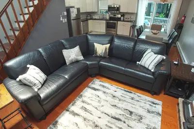 Image de Dog Friendly, Fire Pit, Yard, Screened-in lounge, Game Table