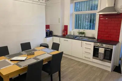 Image de Maison-Confort-Salle de bain privée séparée-Vue sur Jardin-Delightful 4bed to. . .