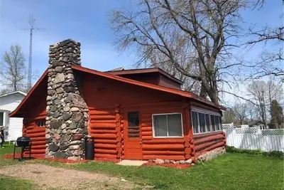 Image de Rustic log cabin built in the 1900's! On Private Lake with Great Fishing.