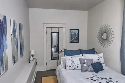 Seattle Fremont Neighborhood Apartment: \"Walk To The Center Of The Universe\"