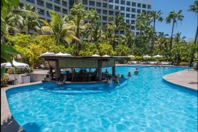 Image de Pamper yourself and friends  at a great price with a Grand Luxxe 3 Bedroom Suite