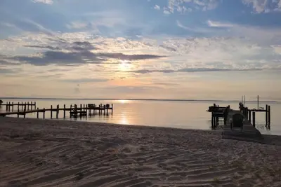 Image de Sea Glass Beach House! Large sand beach, dock and hot tub! Pets welcome!