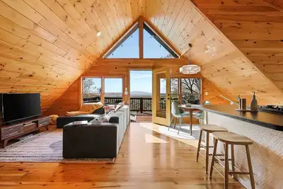Image de Modern Mountaintop A-Frame | Wineries, Views, Lake