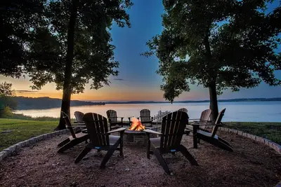 Image de Veazey Cove | 8, 000 sq ft Waterfront Home w/ Pool + Hot Tub!