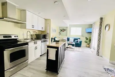 Cheerfull 2 bedroom Basement Apartment