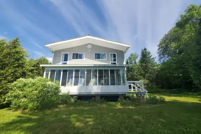 Image de Peaceful Waterfront Cottage - minutes to beach