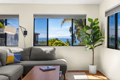 Image de Ocean Views Abound From This Midcentury Modern Home