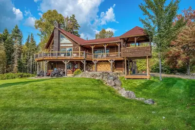 Image de Belle maison en rondins sur Haley étang