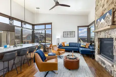3 Br, 3 Bath Lux Mod Mtn Sngl Fam. Home- Near Skiing! Amenities! Monthlys Avail.