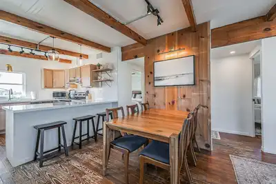 Image de The Surfsonian - 2nd Row Beach House - Dog Friendly - Ocean View