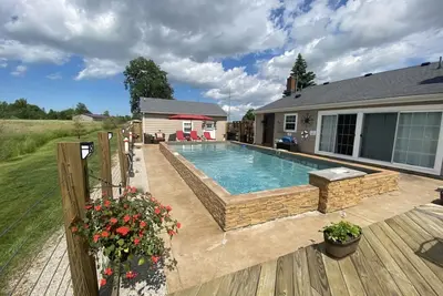 Image de Country Home Villa + Private Pool & Guest House <1 mile to downtown Port Clinton