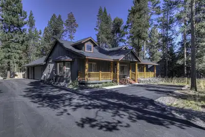 Image de Maison près de Sunriver; Wifi, bain à remous, Bande-annonce Parking, Rabais