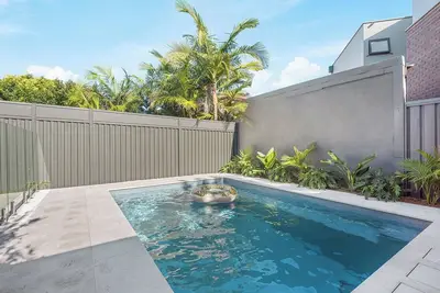 Image de Beautiful renovated 3br family home with pool