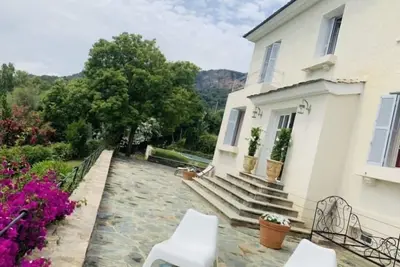 Image de maison de caractère à deux pas de la mer et du village