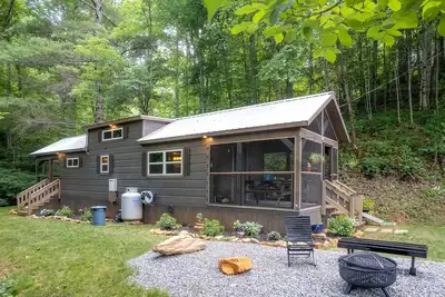 Image de Mossy Falls -- Adorable Tiny Home Located in the Smokies with Private Waterfalls and a Fire Pit!