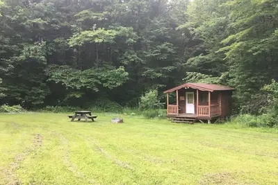 Image de One Room Log Cabin in beautiful Woodland Campground