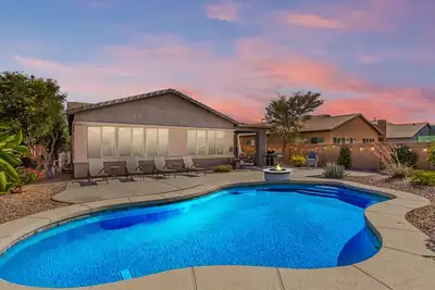 Image de New Listing! Modern Home with Heated Pool Golf Community!