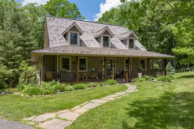 Image de Great Canaan location with comfy indoor & outdoor spaces. Hot tub. Private baths