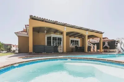 Gorgeous 4 bedroom family villa with private pool, front line to the Golf Course