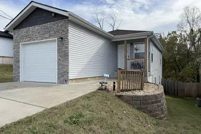 Image de Minutes Walk To Scenic Train, Convention Center, Landing, Lake, And Restaurants