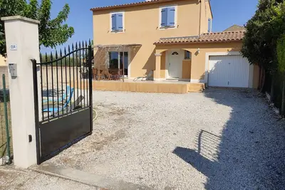 Image de Maison avec Piscine Terrasse ombragée, Trampoline Jardin clos Vue sur les vignes