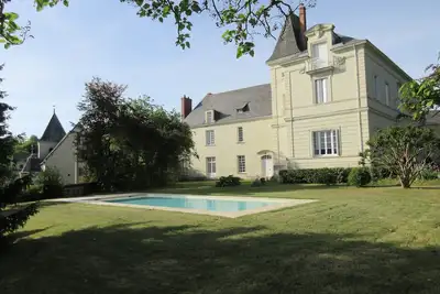 Image de Petit château 17ème, parc, piscine, 5 chambres, séjour, 3 km du centre de Saumur