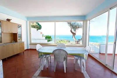 Image de Maison calme, ensoleillé, avec une vue dégagée sur la mer.