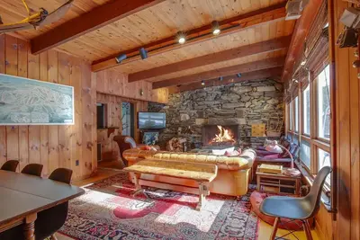 Image de Kilbourne Lodge ︙ Cozy Mid-Mod ︙ Fireplace ︙ Ski Shuttle