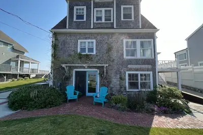 Image de New Listing! Beautiful 2br unit on first floor of beachfront home.
