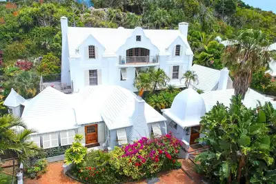 Image de Unique Bermuda retreat with large cave & panoramic pool nestled into hillside