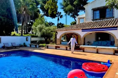 Image de Villa méditerranéenne avec grande piscine et grand jardin proche de la mer