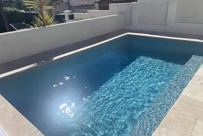 Image de Maison avec piscine dans les pins