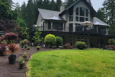 Image de Lake front Lawn Floor of bi-level home. \n bottom floor only. private entrance.