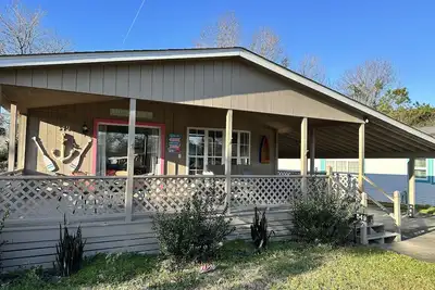 Image de Coastal cottage minutes from the beach. Large front porch for morning sun! !