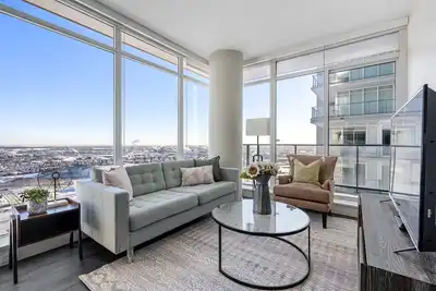 Image de 35th Floor Sunny 2br Condo w/ Heated Parking & Gym