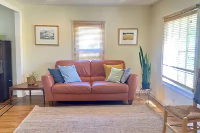 Image de Charming, light-filled Se Eugene 2-story house