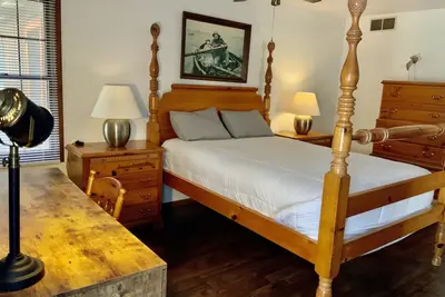 Image de Beachway Home Nestled in the Woods  - 5min from the beach!