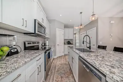 Image de 3Bedroom+1 Southeast Calgary Pet Friendly Free Parking Wifi Sleeps 8 Fenced Yard