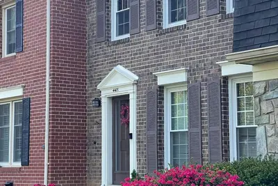 Image de Three-bedroom townhome 20 minutes from monuments!