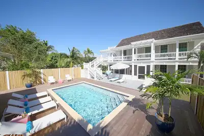 Image de New Rental! Elegant Hilltop Manor Home with Private Pool & Generator