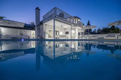 Image de Inspired by the iconic white buildings and turquoise waters of Greece.