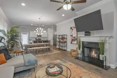 Image de Luxe, Central, & Contemporary - A Modern Utopia! \nTv in each room.