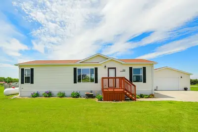 Image de Three bedroom home on a large lot with a lake view