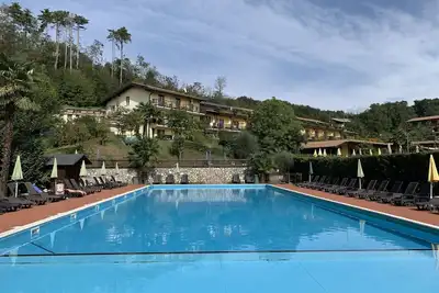 Image de Agréable appartement avec bain à remous, Wifi, piscine, Tv, terrasse, animaux admis et parking