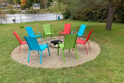 Image de A cheerful and cozy waterfront grand mom's cottage