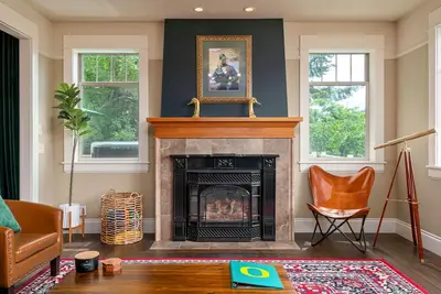 Image de 🦆 University St. treehouse nestled in the hills pays homage to academia.