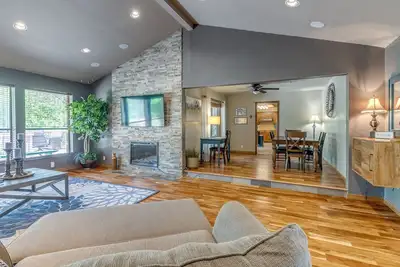 Image de Quiet, spacious home with large deck in secluded Forest Oaks in central Edmond.