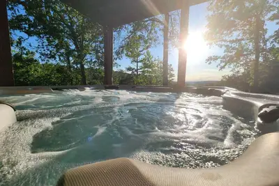 Image de Near Lake/River ~ Hot Tub!